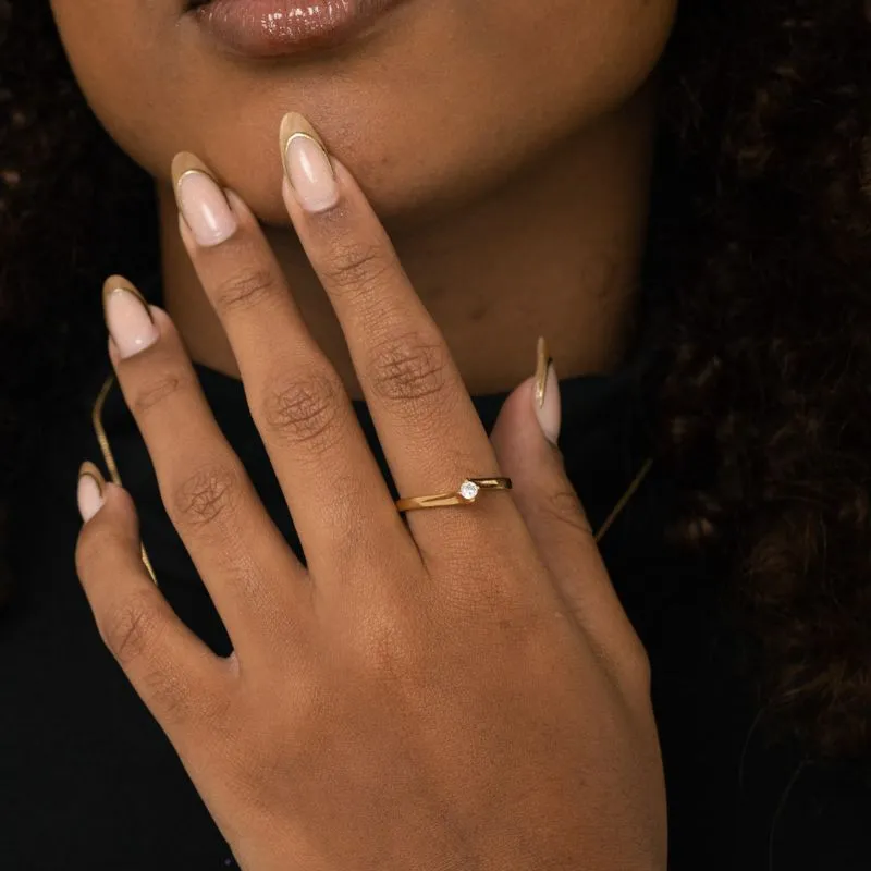 ANEL SOLITARIO CUMPRIDO COM ZIRC CENTRAL REDONDA- Nª22- BANHADO A OURO 18K