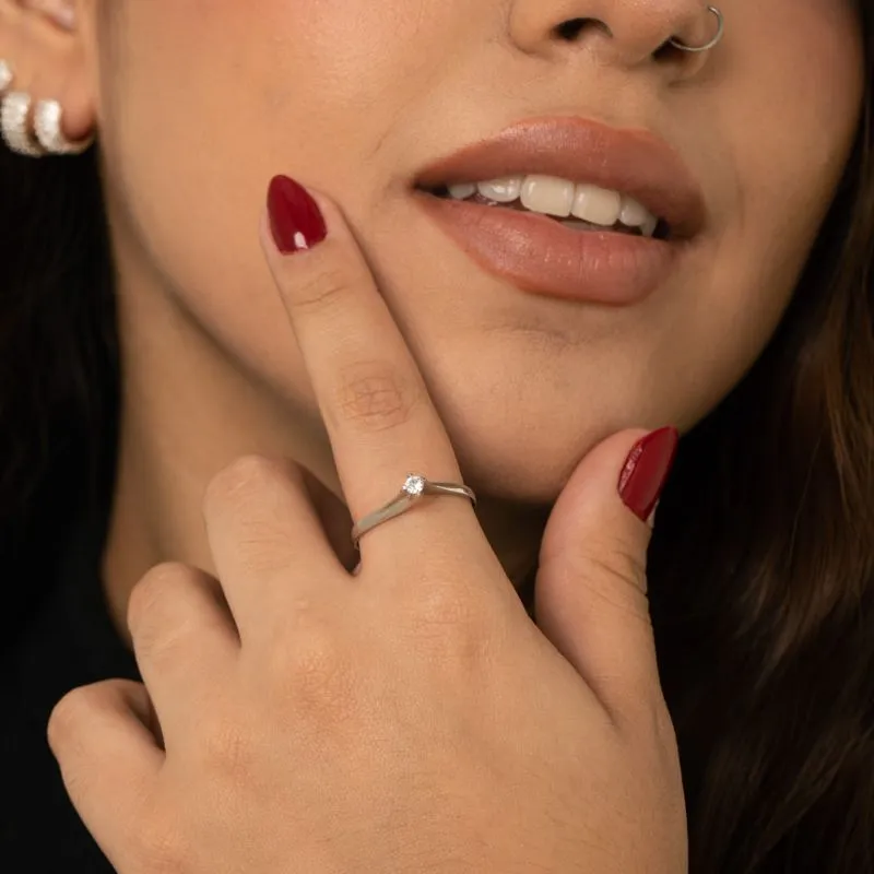 ANEL SOLITARIO CUMPRIDO COM ZIRC CENTRAL REDONDA- Nª22- BANHADO A RÓDIO BRANCO