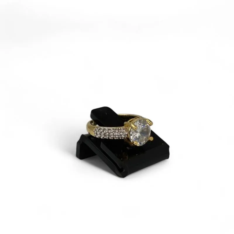 ANEL SOLITÁRIO FILIERA TRIPLA ZIRCONIA CRISTAL COM PONTO DE LUZ GRANDE - BANHADO A OURO 18K