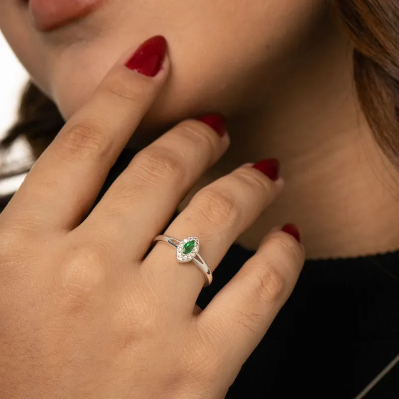 ANEL SOLITARIO FORMA GEOMETRICAS COM ZIRCÔNIA CENTRAL VERDE E LATERAL CRISTAL Nº16- BANHADO A PRATA 925