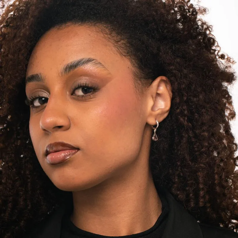 BRINCO ARGOLA DE CLICK COM PENDURICALHO TRIÂNGULO ROSA- BANHADO A PRATA 925