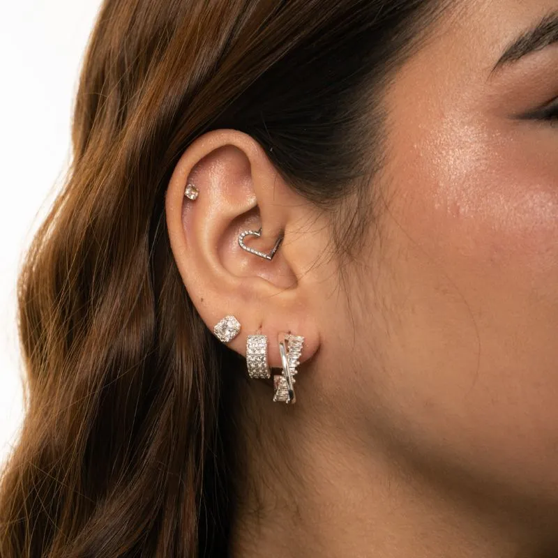 BRINCO ARGOLA DUPLA COM FIO LISO E CRAVAÇÃO DE NAVETE CRISTAL- BANHADO A PRATA 925