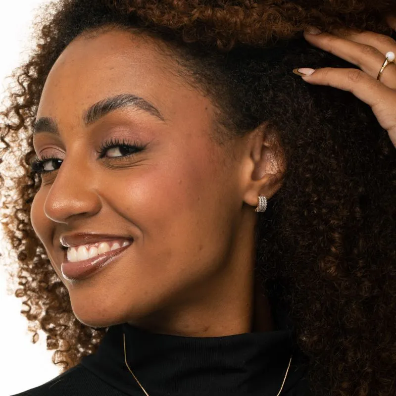 BRINCO ARGOLA MÉDIA QUADRADA 3 FILEIRA CRAVADA COM MICRO ZIRCONIA CRISTAL- BANHADO A OURO 18K