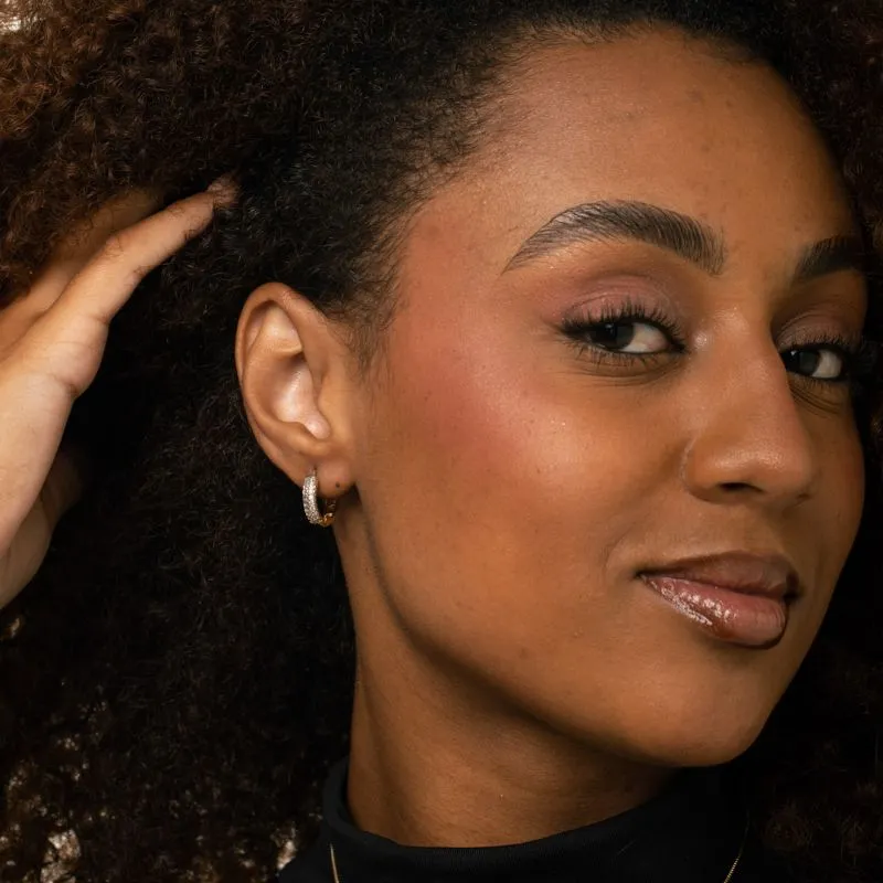 BRINCO ARGOLA MEDIO FINA COM FILEIRA DUPLA CRAVADO COM MICRO ZIRCÔNIA CRISTAL   - BANHADO A OURO 18K