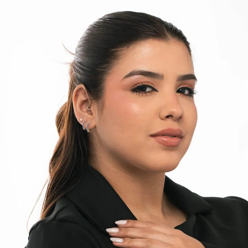 BRINCO MEIA ARGOLA DETALHADA COM MICRO ZIRCONIA AZUL MÉDIO- BANHADO A PRATA 925