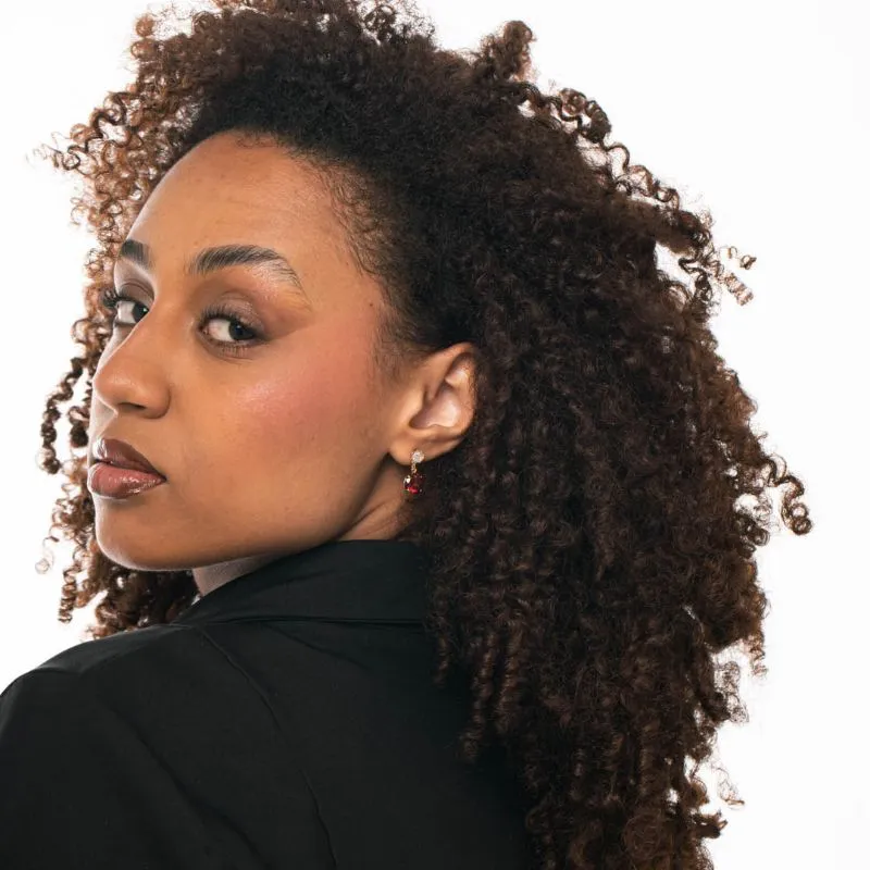 BRINCO PENDURICALHO PEQUENO ZIRCÔNIA CRISTAL E PENDURICALHO REDONDO VERMELHO - BANHADO A PRATA 925