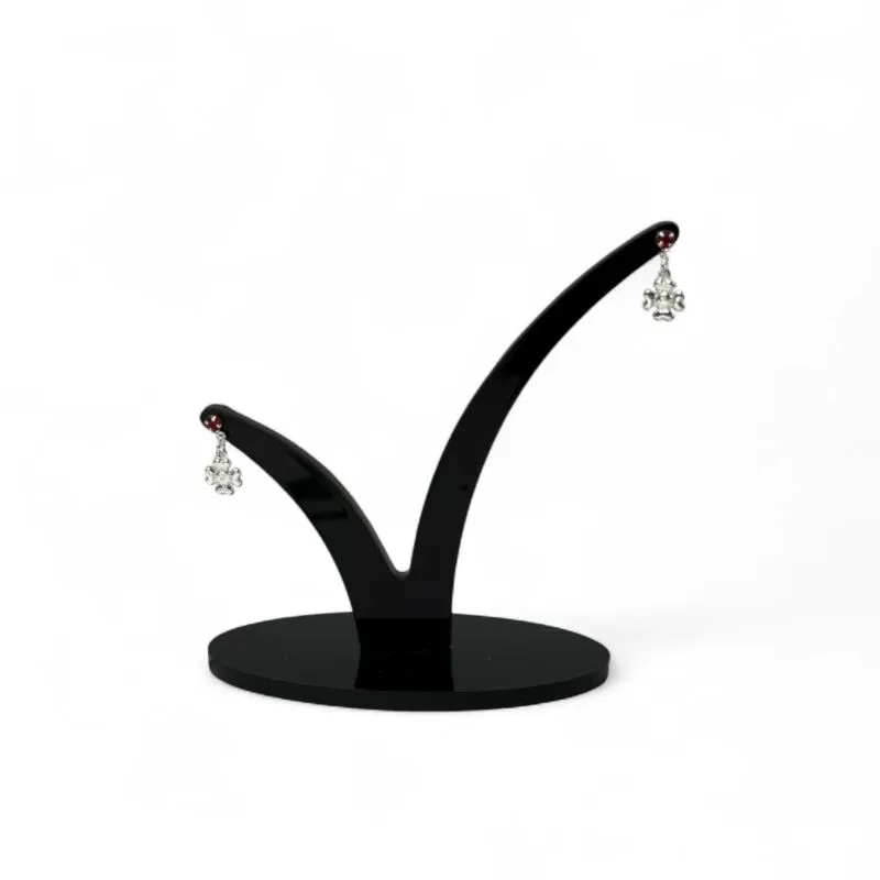 BRINCO PEQUENO COM PENDURICALHO TREVO E PONTO DE LUZ VERMELHO - BANHADO A PRATA 925