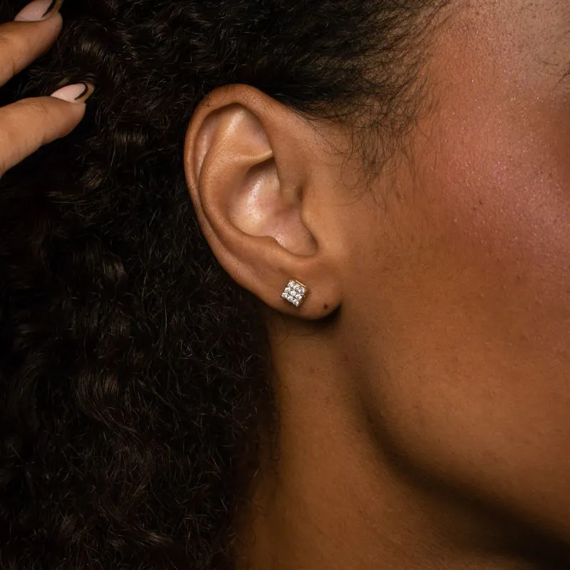 BRINCO PEQUENO QUADRADO CRAVADO COM MICRO ZIRCONIA CRISTAL - BANHADO A OURO 18K