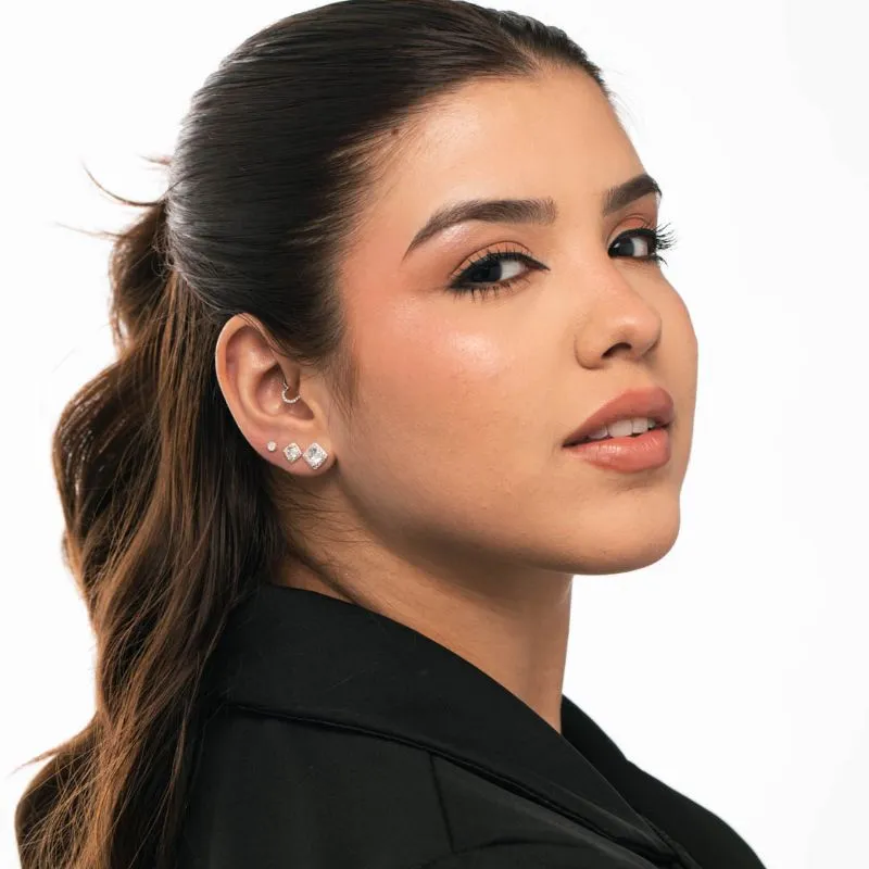 BRINCO QUADRADO DE TARRACHA CHEIO E 1 BORDA FINA DE ZIRCÔNIA CRISTAL MÉDIO - BANHADO A PRATA 925