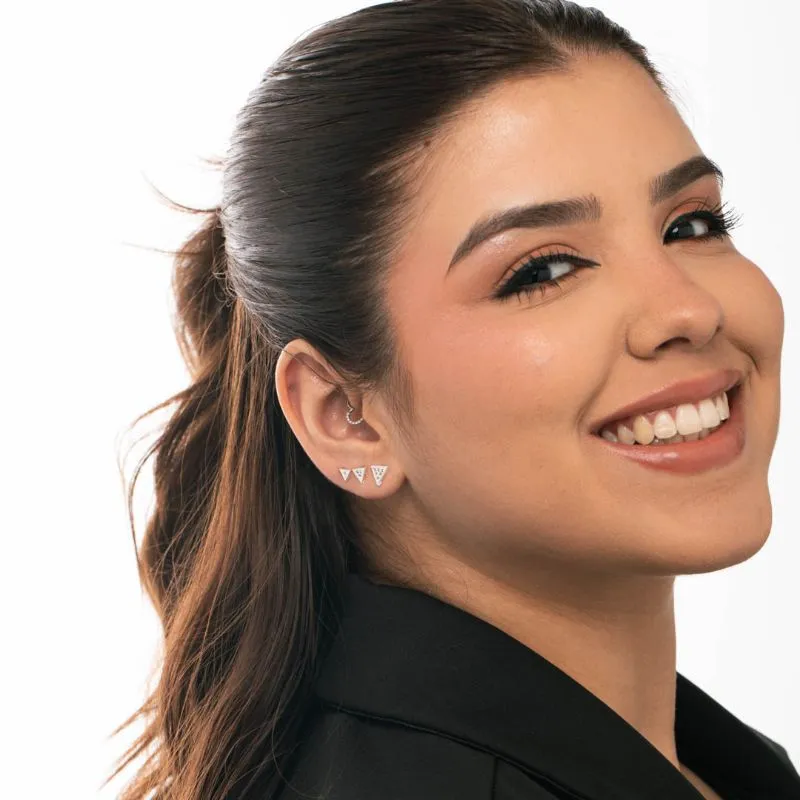 BRINCO TRIÂNGULO DE TARRACHA CRAVEJADO CRISTAL MÉDIO - BANHADO A PRATA 925