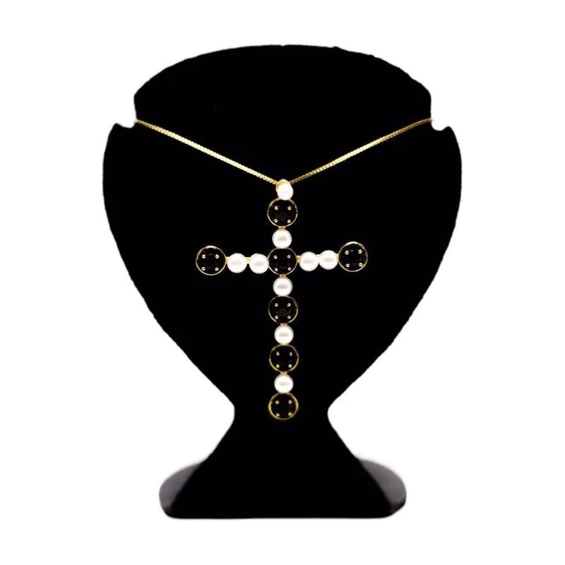 CORRENTE CRUCIFIXO COM PÉROLA E MICRO  ZIRCONIA NEGRA- BANHADO A OURO 18K