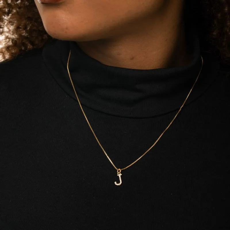 CORRENTE VENEZIANA COM INCIAL J PEQUENA CRAVEJADA EM MICRO ZIRCÔNIA CRISTAL - BANHADO A OURO 18K