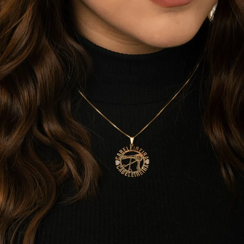 CORRENTE VENEZIANA COM MANDALA PROFISSÃO CABELEIREIRA RESINADA E APLICAÇÃO DE RÓDIO BRANCO  - BANHADO A OURO 18K