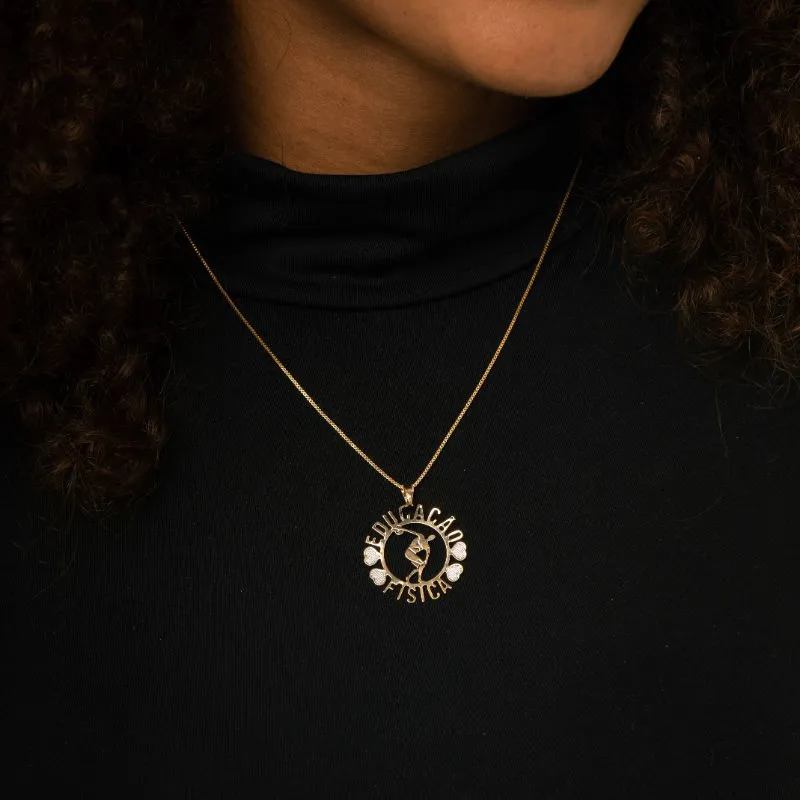 CORRENTE VENEZIANA COM MANDALA PROFISSÃO EDUCAÇÃO FISICA RESINADA E APLICAÇÃO DE RÓDIO BRANCO  - BANHADO A OURO 18K