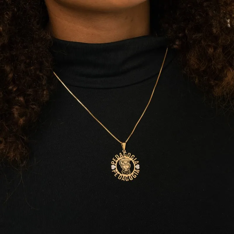 CORRENTE VENEZIANA COM MANDALA PROFISSÃO PEDAGOGIA RESINADA E APLICAÇÃO DE RÓDIO BRANCO  - BANHADO A OURO 18K