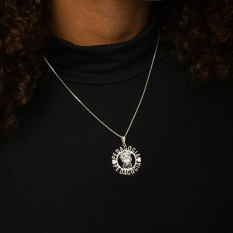 CORRENTE VENEZIANA COM MANDALA PROFISSÃO PEDAGOGIA RESINADA E APLICAÇÃO DE RÓDIO BRANCO  - BANHADO A PRATA 925