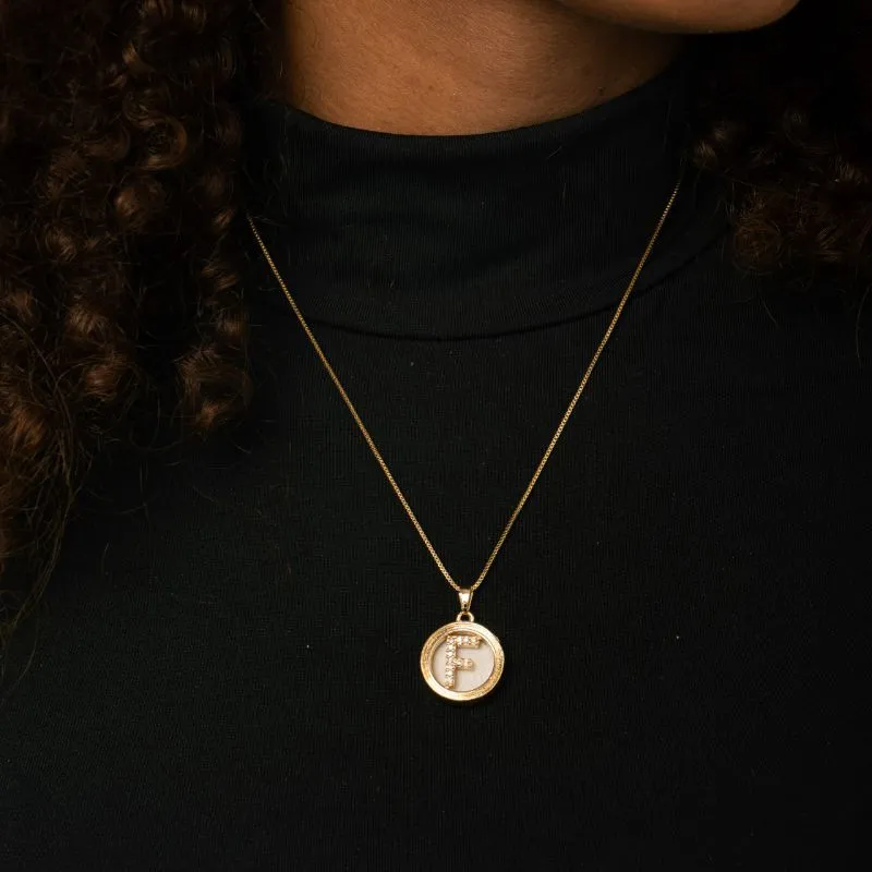 CORRENTE VENEZIANA COM MEDALHA INICIAL F MADRÉPERÓLA E ZIRCÔNIA CRISTAL - BANHADO A OURO 18K