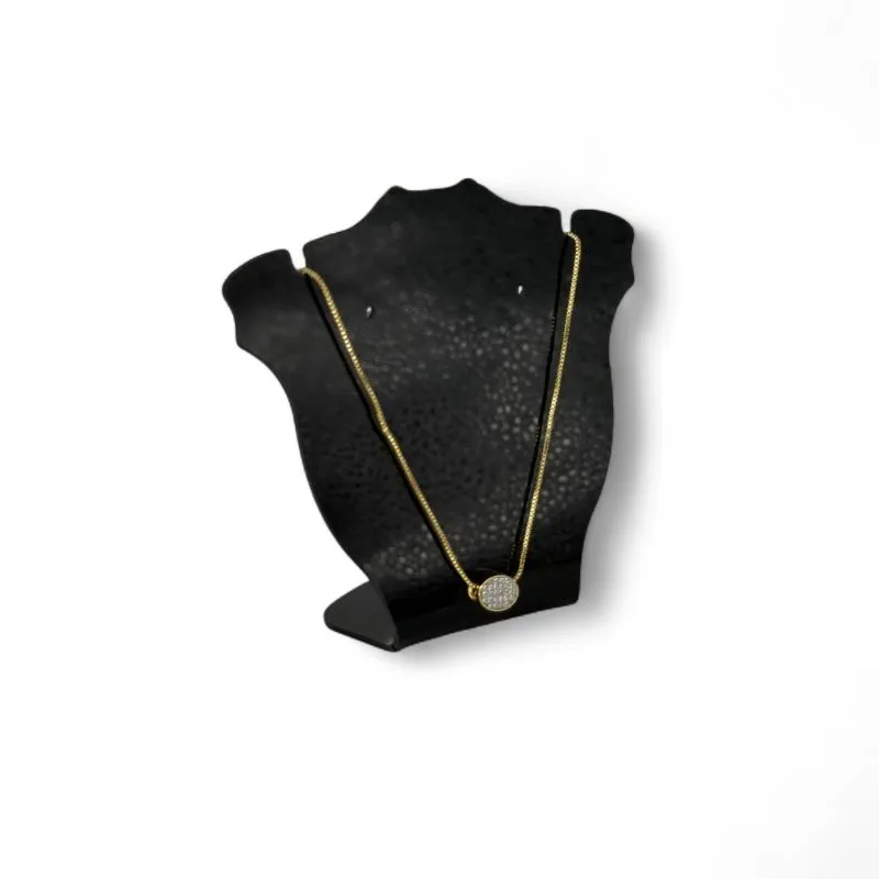 CORRENTE VENEZIANA COM PINGENTE OVAL CRAVEJADA EM MICRO ZIRCONIA CRISTAL E EXTENSOR - BANHADO A OURO 18K