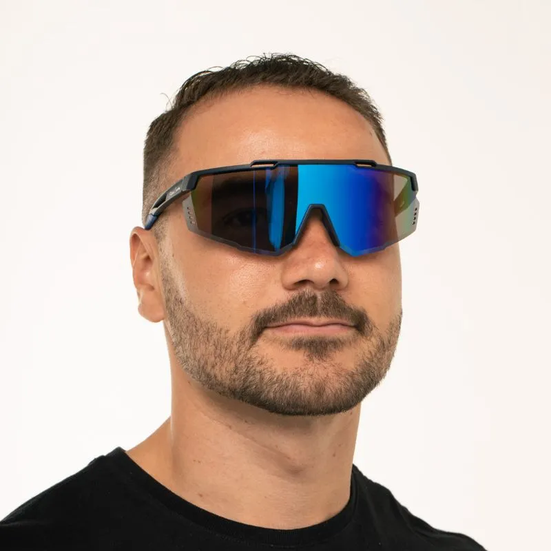 ÓCULOS DE SOL ESPORTIVO COM LENTE ESPELHADA AZUL ARMAÇÃO AZUL ESCURO E BIC EMBORRACHADO  COM PROTEÇÃO UV 400 - MARCA PROPRIA