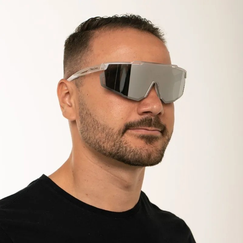 ÓCULOS DE SOL ESPORTIVO COM LENTE ESPELHADA CINZA ARMAÇÃO BRANCO E TRASPARENTE  EMBORRACHADO  COM PROTEÇÃO UV 400 - MARCA PROPRIA