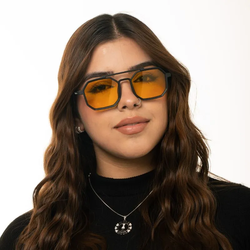 ÓCULOS DE SOL FORMA GEOMÉTRICA COM LENTE AMARELA TRASPARENTE ARMAÇÃO PRETA COM PROTEÇÃO UV 400 - MARCA PROPRIA