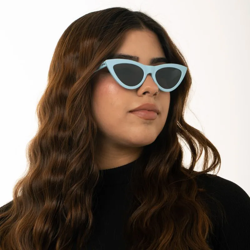 ÓCULOS DE SOL GATINHO AZUL BEBE COM LENTE CINZA CLARO ARMAÇÃO AZUL BEBE COM PROTEÇÃO UV 400 - MARCA PROPRIA