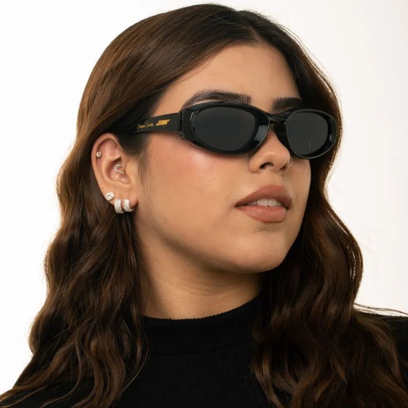 ÓCULOS DE SOL OVAL LARGO LENTE PRETA ARMAÇÃO PRETA COM DETALHES DOURADO COM PROTEÇÃO UV 400 - MARCA PROPRIA