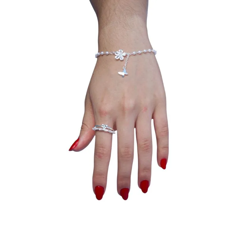 PULSEIRA PÉROLA COM FLOR EM NAVETE CRISTAL E BORBOLETA LISA PENDURADA E EXTENSOR - BANHADO A PRATA 925