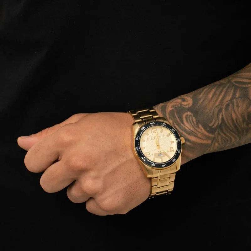 RELÓGIO CONDOR MASCULINO DOURADO REDONDO COM FUNDO DOURADO E LATERAL PRETA E PULSEIRA EM AÇO  - COR OURO