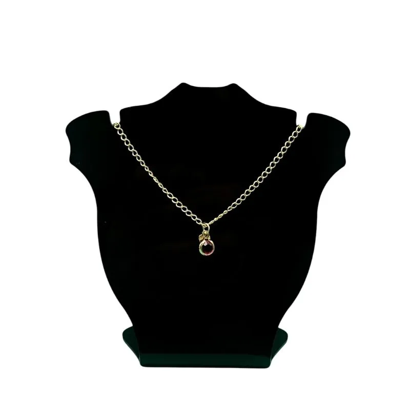 TORNOZELEIRA ELO GRUMET FINO COM CORAÇÃO LISO PEQUENO E PONTO DE LUZ VERMELHO- BANHADO A OURO 18K