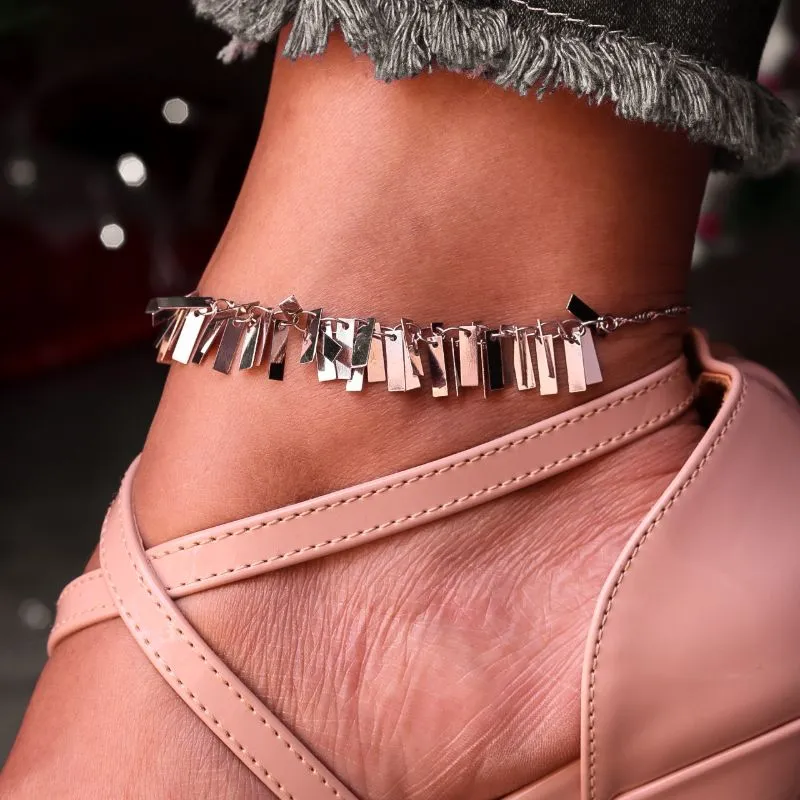 TORNOZELEIRA SINGAPURA COM FRANJA E PENDURICALHO MEDALHAS QUADRADAS COM EXTENSOR - BANHADO A RÓDIO BRANCO