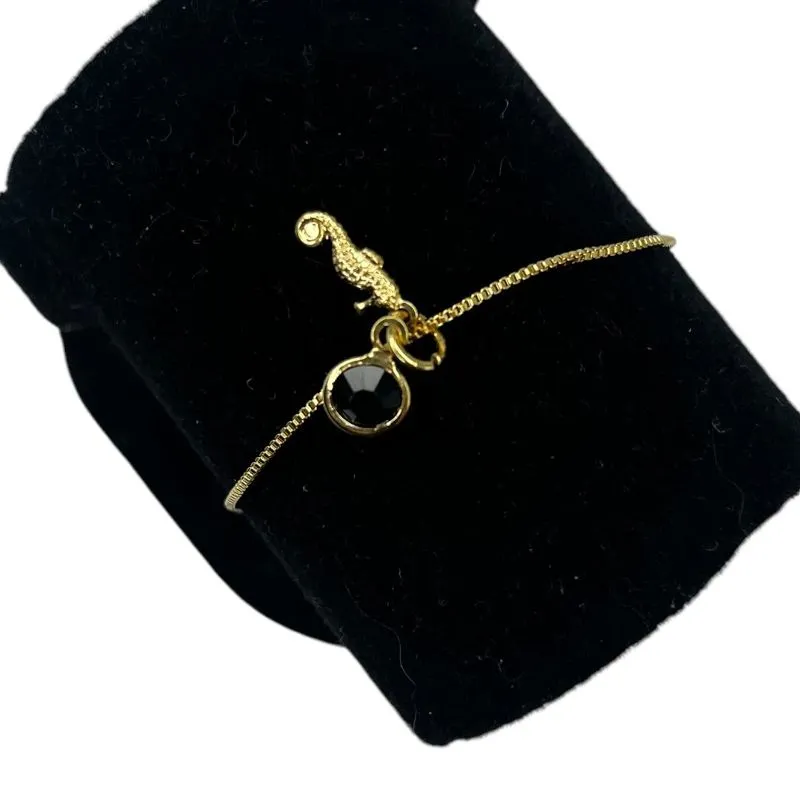 TORNOZELEIRA ELO GRUMET FINO COM PINGENTE CAVALO MARINHO E PONTO DE LUZ ACRILICO- BANHADO A OURO 18K