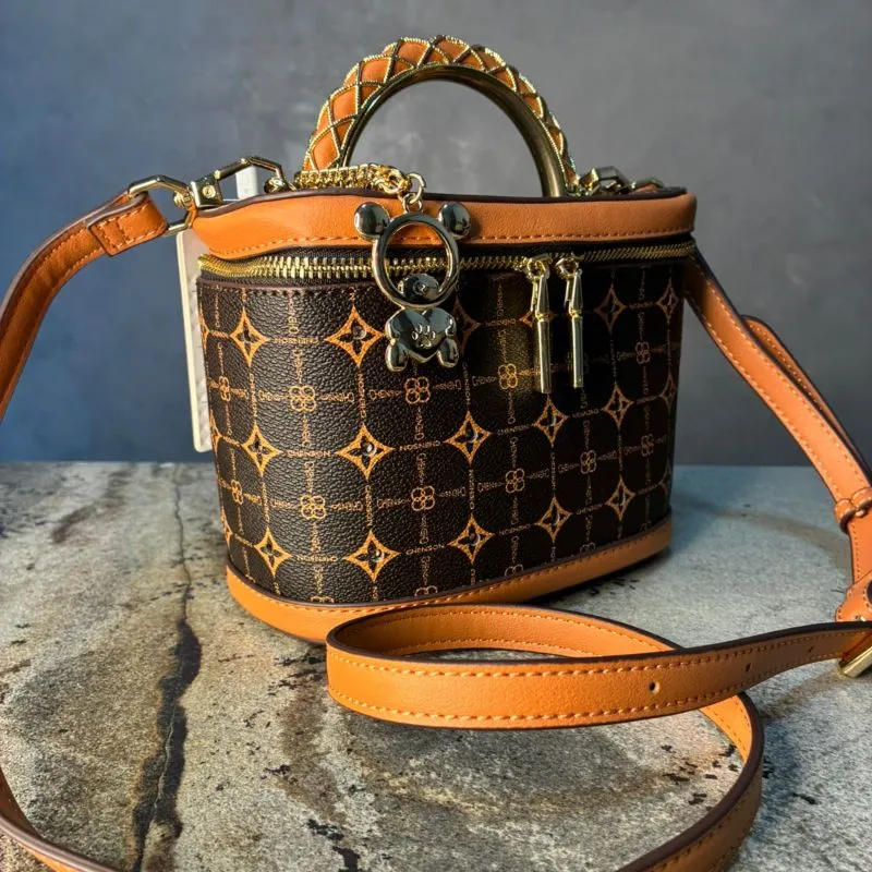 BOLSA BAÚ MARROM COM MONOGRAMA E ZIRCÔNIA ALÇA DETALHADA + ALÇA REMOVIVEL E CHAVEIRO URSINHO EM METAL CHENSON