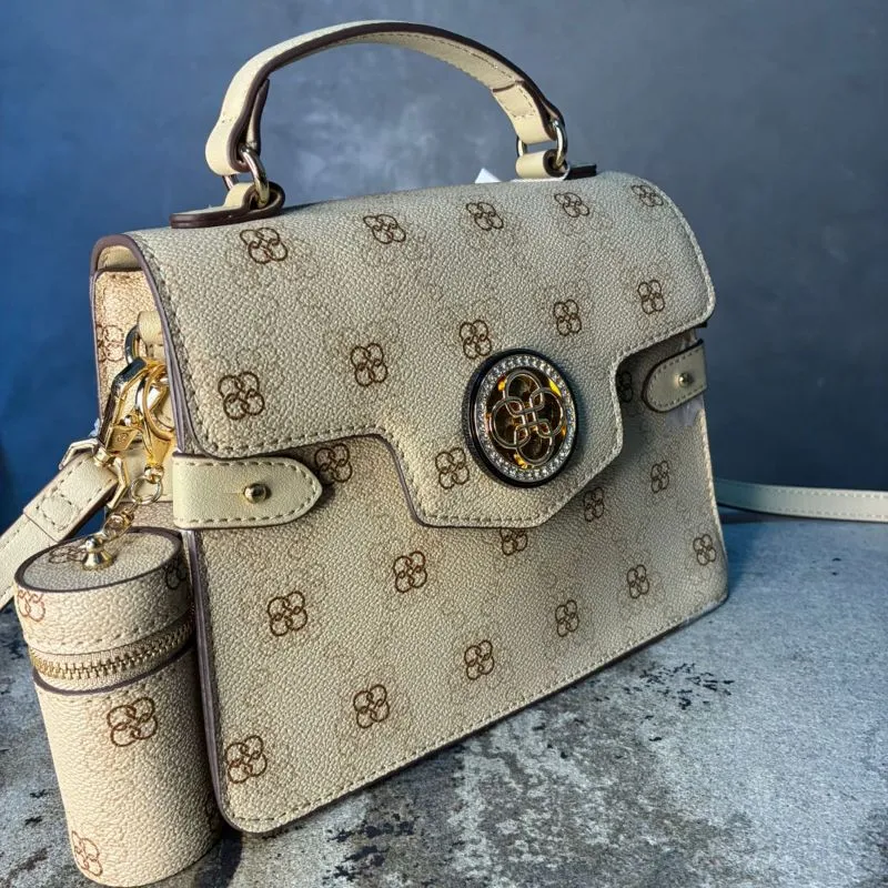 BOLSA BEGE COM DOURADO  MONOGRAMA + ALÇA REMOVIVEL E CHAVEIRO COPINHO CHENSON