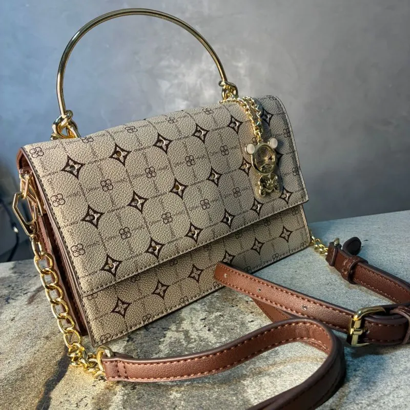 BOLSA BEGE COM MONOGRAMA E ZIRCÔNIA ALÇA EM METAL + ALÇA REMOVIVEL COM CORRENTE E CHAVEIRO URSINHO EM METAL CHENSON