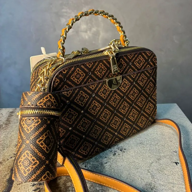 BOLSA MARROM COM CARAMELO E MONOGRAMA COM ZIRCÔNIA ALÇA COM DETALHES EM METAL + ALÇA REMOVIVEL E CHAVEIRO COPINHO CHENSON