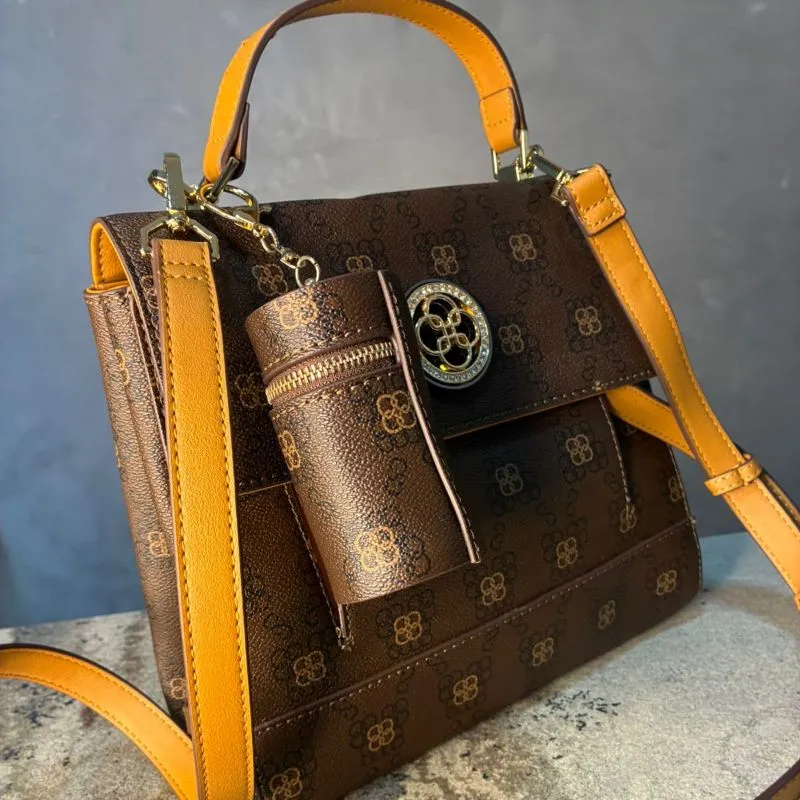 BOLSA MARROM E CARAMELO MONOGRAMA + ALÇA REMOVIVEL E CHAVEIRO COPINHO CHENSON