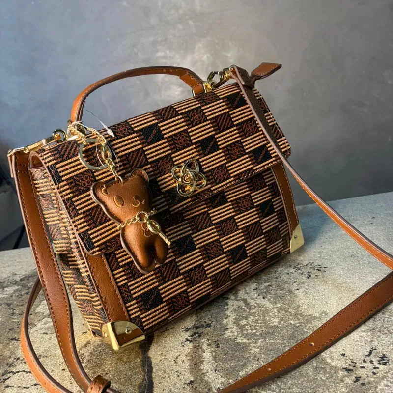 BOLSA MARROM QUADRICULADA + ALÇA REMOVIVEL E CHAVEIRO URSINHO ALMOFADADO CHENSON