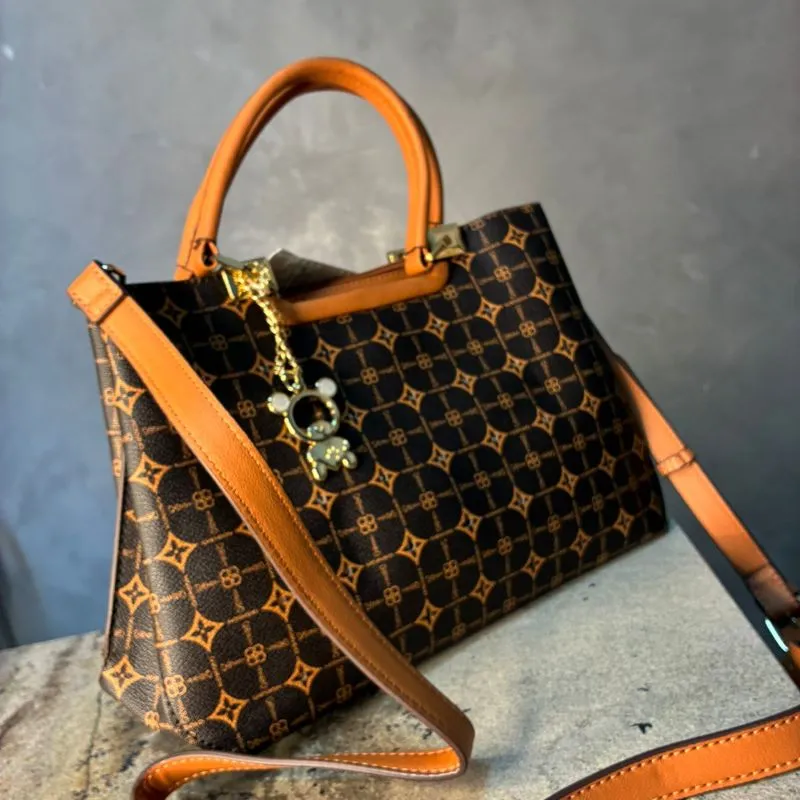 BOLSA MÉDIA MARROM COM CARAMELO E MONOGRAMA COM ZIRCÔNI + ALÇA REMOVIVEL E CHAVEIRO URSINHO EM METAL CHENSON