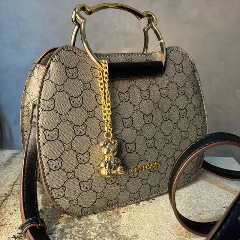 BOLSA PRETA MONOGRAMA GATO ALÇA ORELHA DE GATO + ALÇA REMOVIVEL E CHAVEIRO URSINHO CHENSON