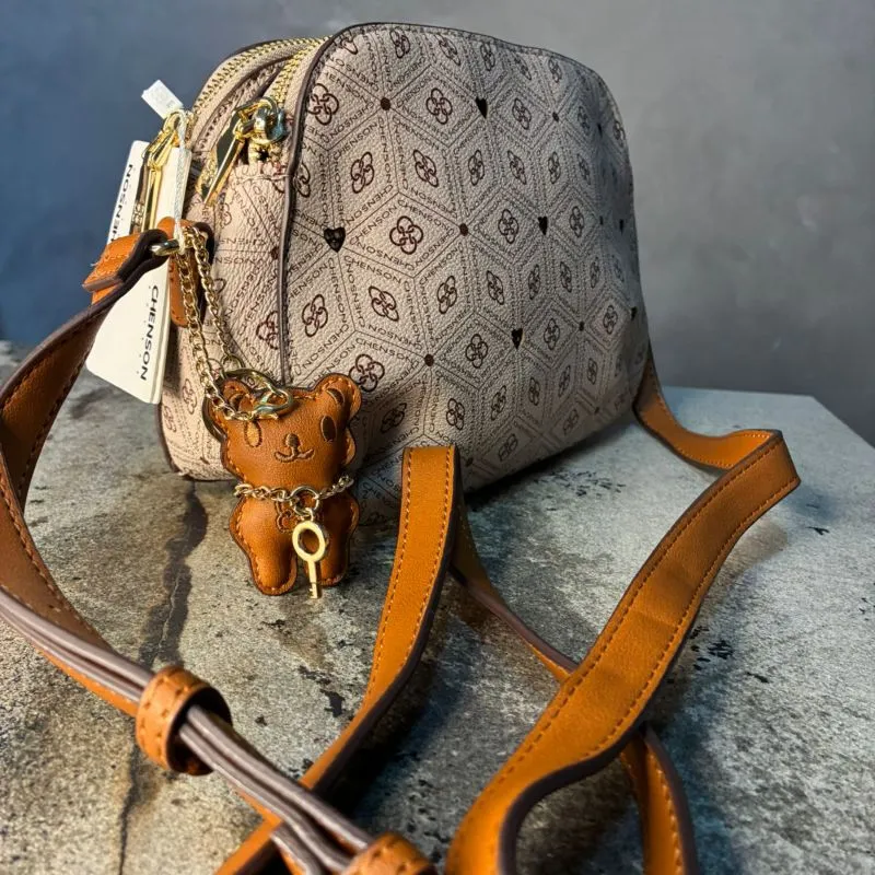 BOLSA REDONDA BEGE E CARAMELO COM ZIRCÕNIA + ALÇA REMOVIVEL E CHAVEIRO URSINHO ALMOFADADO CHENSON