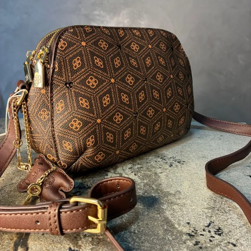 BOLSA REDONDA MARROM COM MONOGRAMA E ZIRCÕNIA + ALÇA REMOVIVEL E CHAVEIRO URSINHO ALMOFADADO CHENSON