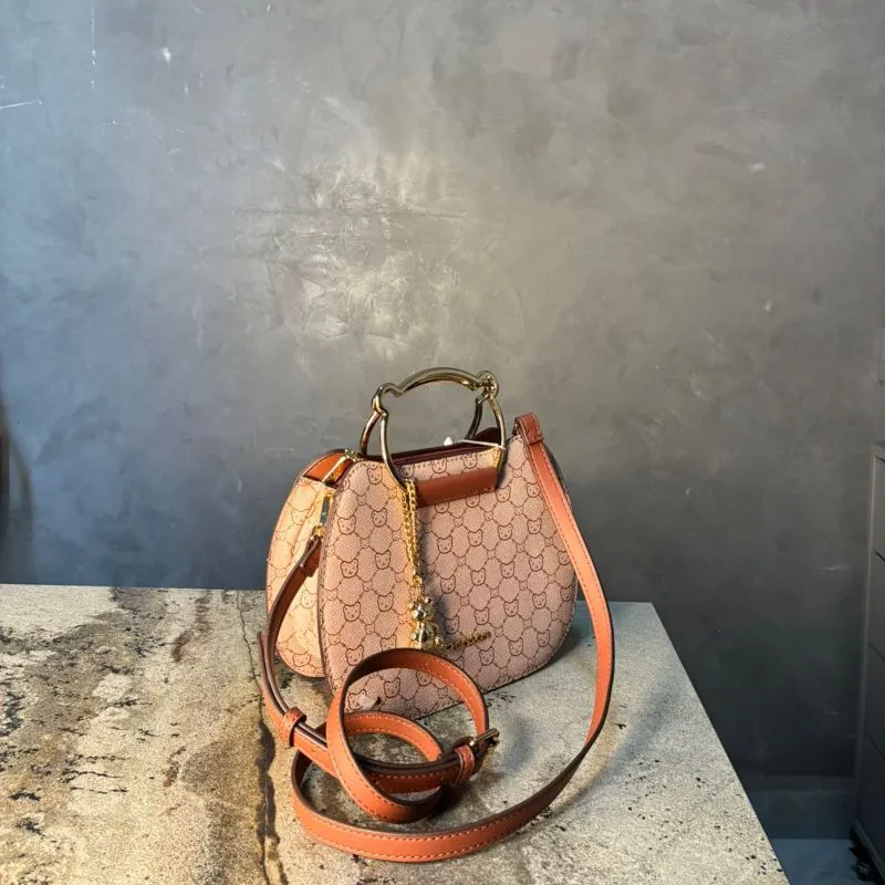 BOLSA ROSA MONOGRAMA GATO ALÇA ORELHA DE GATO + ALÇA REMOVIVEL E CHAVEIRO URSINHO CHENSON