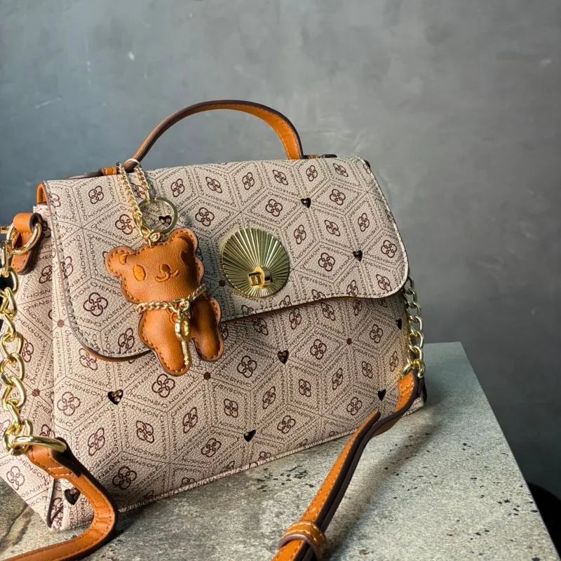 BOLSA ROSÉ COM MONOGRAMA E ZIRCÔNIA + ALÇA REMOVIVEL DE CORRNTE E CHAVEIRO URSINHO ALMOFADADO CHENSON