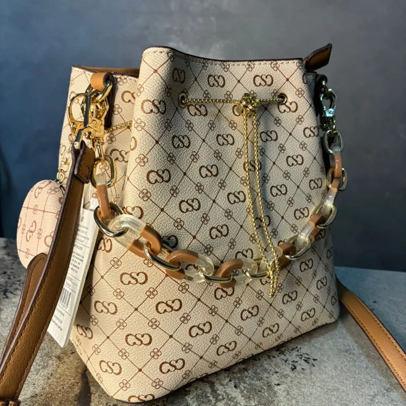 BOLSA SACO BEGE MONOGRAMA ALÇA CORRENTE ELOS + ALÇA REMOVIVEL E CHAVEIRO ESPELHO CHENSON