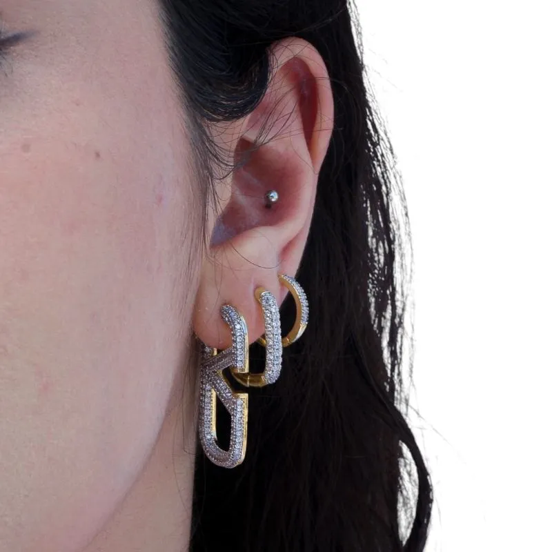 BRINCO ARGOLA ABAULADA ESTICADA FINA GRANDE COM FILEIRA TRIPLA E MICRO ZIRCÔNIA CRISTAL - BANHADO A OURO 18K