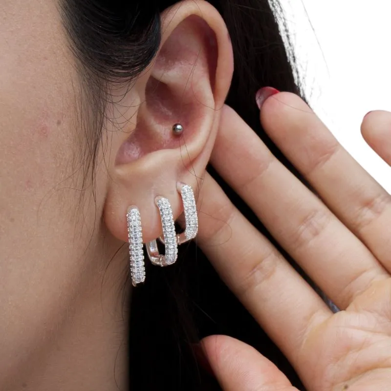 BRINCO ARGOLA ABAULADA ESTICADA FINA GRANDE COM FILEIRA TRIPLA E MICRO ZIRCÔNIA CRISTAL - BANHADO A PRATA 925