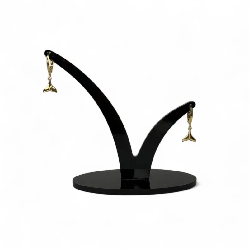 BRINCO ARGOLA COM PENDURICALHO RABO DE BALEIA LISO - BANHADO A OURO 18K