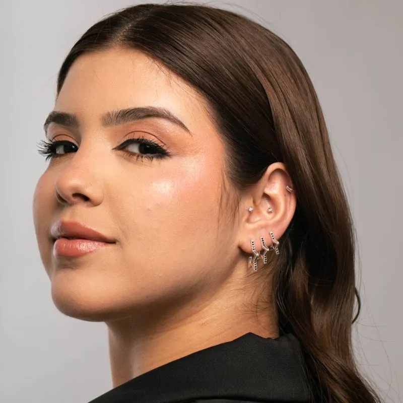 BRINCO ARGOLA ESTRELA VAZADA E FILEIRA ZIRCÔNIA PRETA DE TARRACHA PEQUENA - BANHADO A PRATA 925