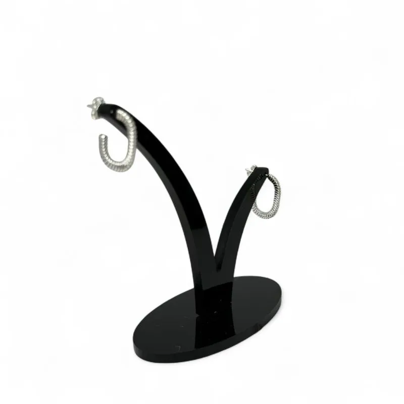 BRINCO ARGOLA PEQUENA  QUADRADO CUMPRIDO DETALHADA  - BANHADO A PRATA 925